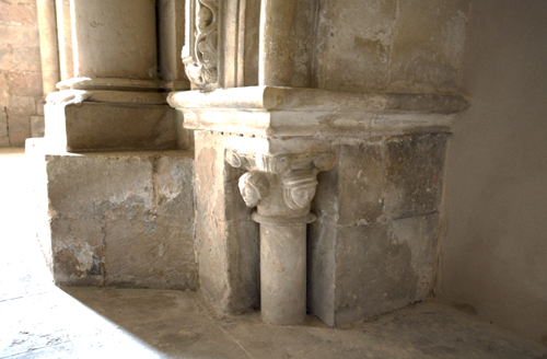 Adornod e columna con cabezas humanas en la iglesia de San Andrés del Arroyo